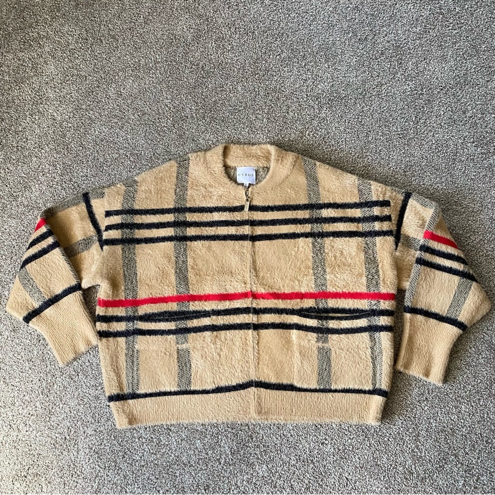 CYRUS Sz:L NWOT